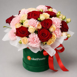 Композиция из роз и гвоздик в коробке «Вишня»